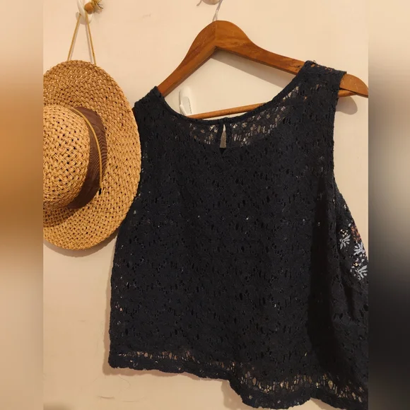 Lace Crop Top - Picture 3 of 5